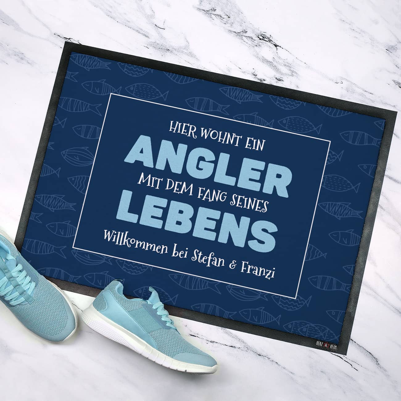 Hier wohnt ein Angler mit dem Fang seines Lebens - Fußmatte mit Text