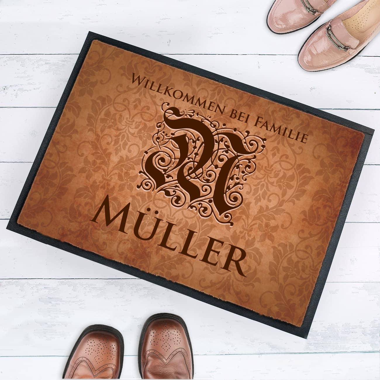 Fussmatte wird bedruckt mit Monogramm, Wunschtext und Wunschnamen