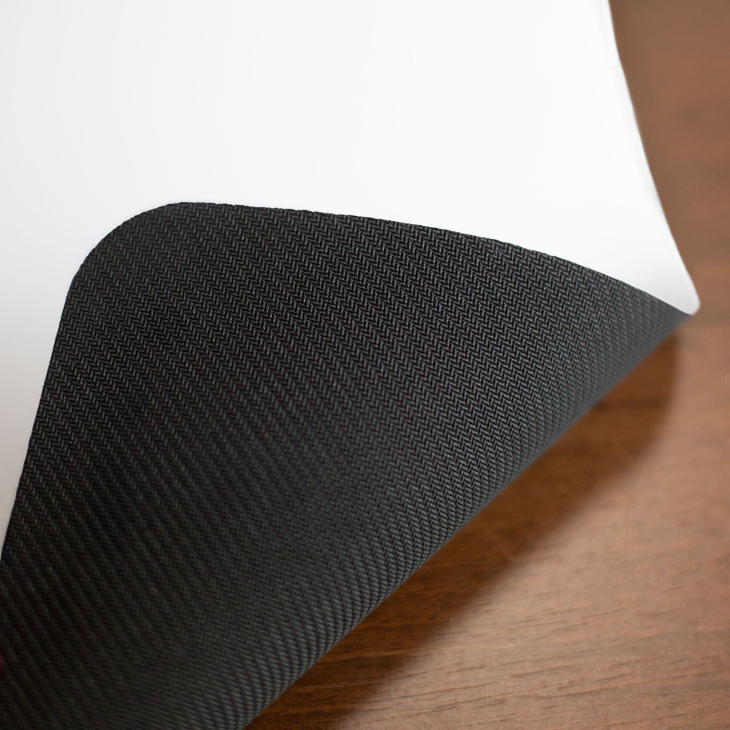 Rückseite des Mousepads mit rutschfestem Material – seitlich aufgerollt dargestellt