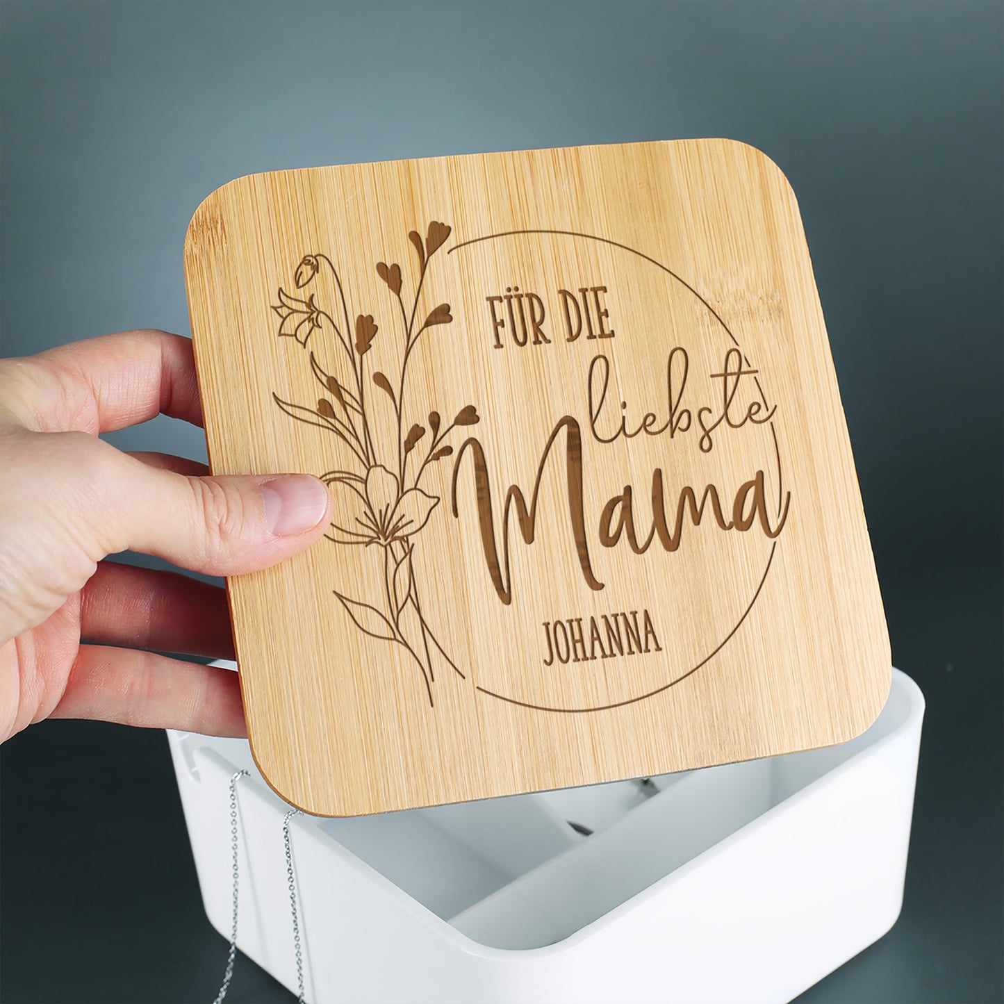 Nahaufnahme der Gravur auf dem Bambusdeckel: „Für die liebste Mama“ mit personalisiertem Namen.