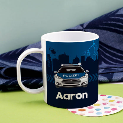 Kindertasse mit coolen Polizeiauto und nächtlicher Skyline