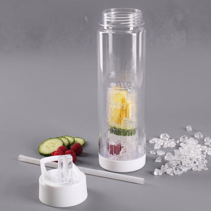 Transparente Trinkflasche mit Fruchteinsatz für Zitrone, Gurke und Himbeeren sowie abgenommenem Trinkverschluss und Trinkhalm