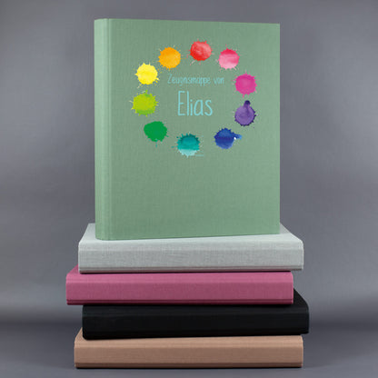 Dokumentenmappen aus Leinen in allen Farben – braun, grau, grün, rosa und schwarz – übereinander aufgestellt