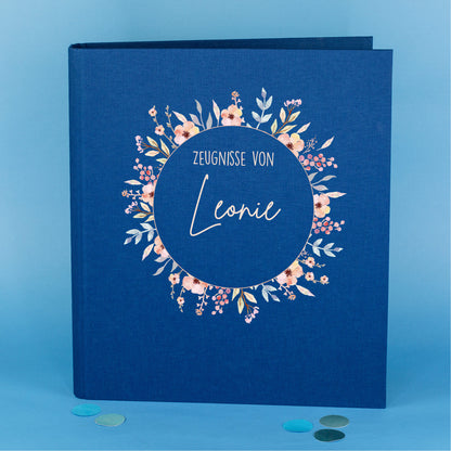 Personalisierte Zeugnismappe aus Leinen mit Name und Blumenkranz-Motiv für Mädchen zur Einschulung