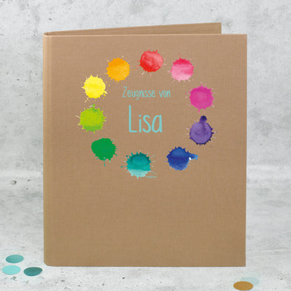 Zeugnismappe aus Leinen in Braun mit buntem Farbkleckse-Motiv und Name Lisa bedruckt