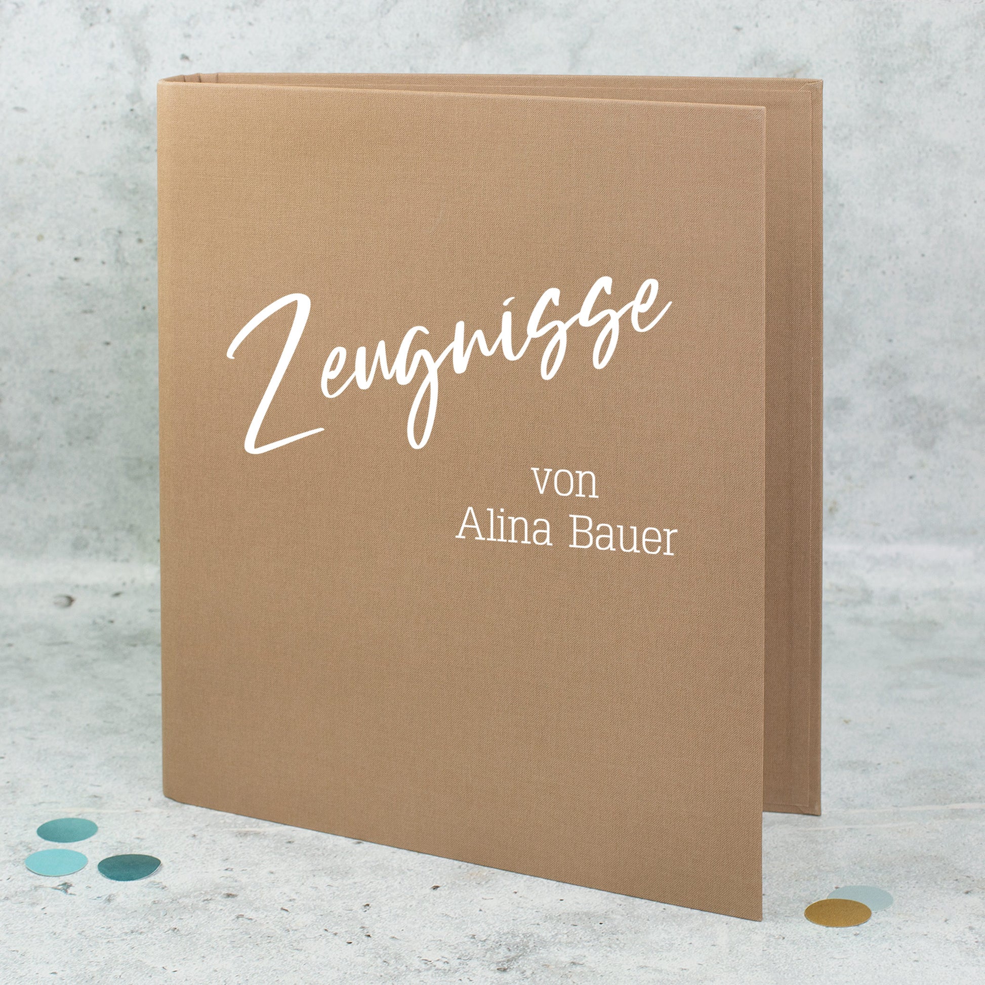 Braune Dokumentenmappe aus Leinen, personalisiert mit Name Alina Bauer und Wunschtext Zeugnismappe