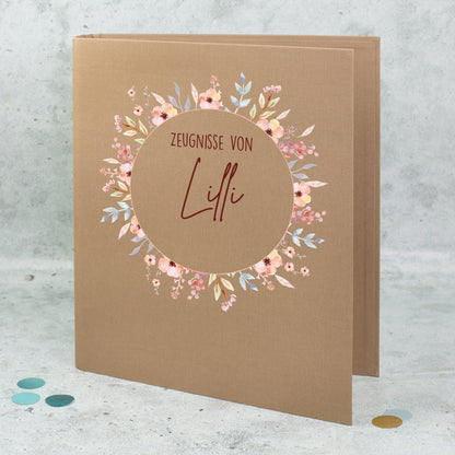 Zeugnismappe aus Leinen in Braun mit Blumenkranz und Name Lilli, personalisierbar