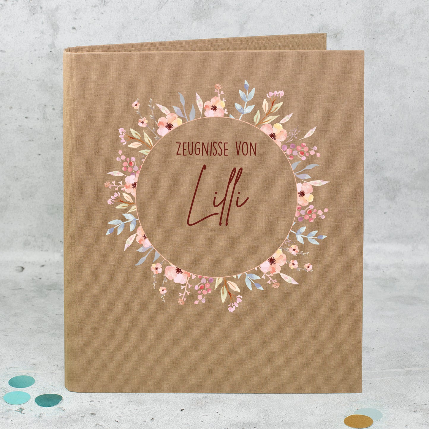 Zeugnismappe aus Leinen in Braun mit Blumenkranz und Name „Lilli“ bedruckt