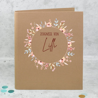 Zeugnismappe aus Leinen in Braun mit Blumenkranz und Name „Lilli“ bedruckt
