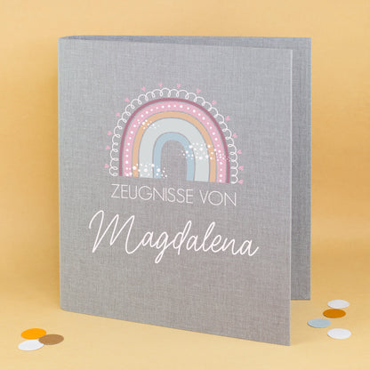Variante: Zeugnismappe aus Leinen in Grau mit Regenbogenmotiv und Name Magdalena bedruckt