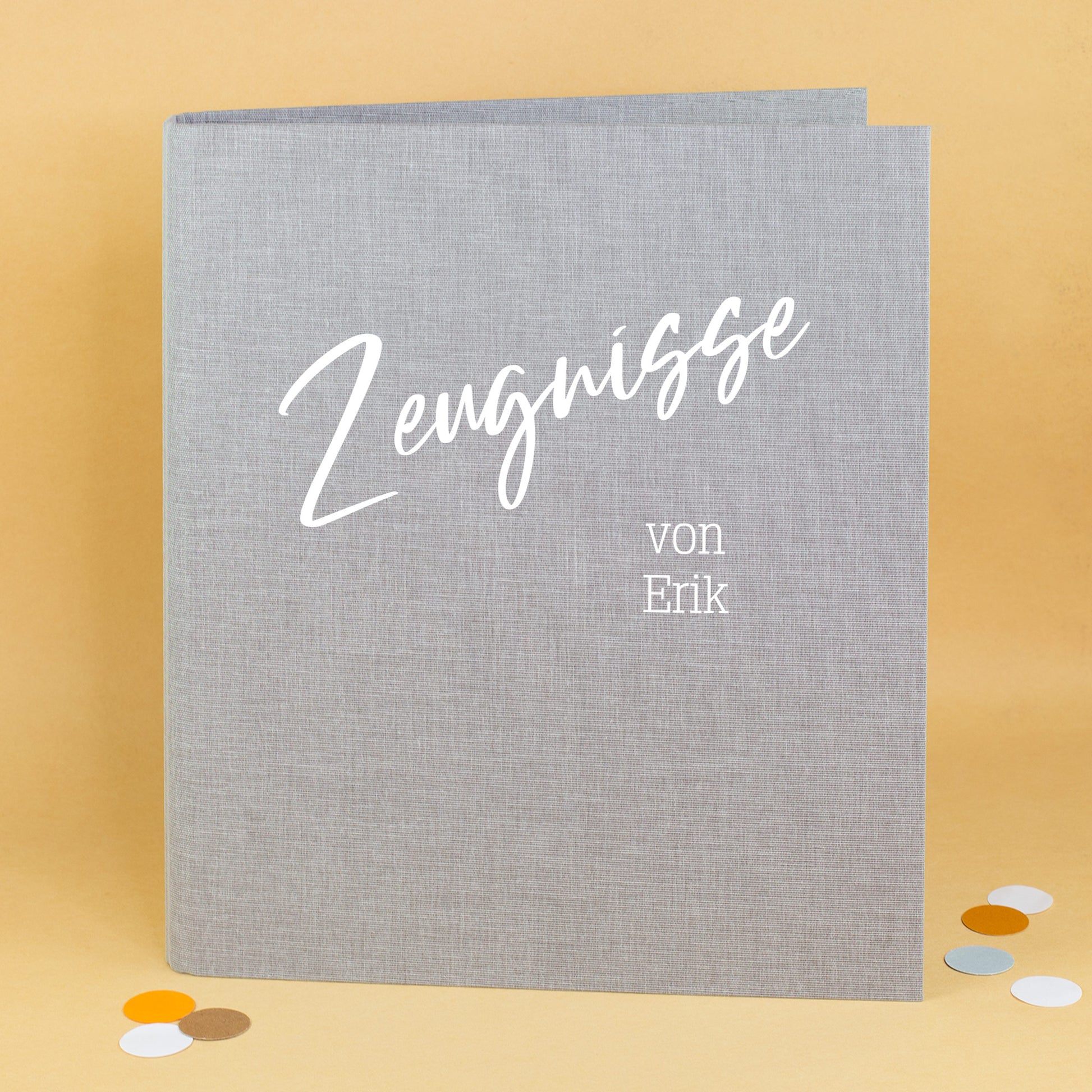 Graue Dokumentenmappe aus Leinen, personalisiert mit Name Erik und Wunschtext Zeugnismappe