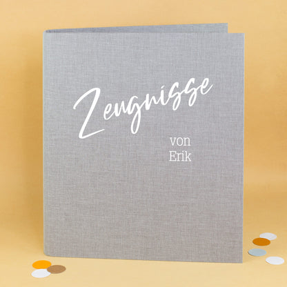 Graue Dokumentenmappe aus Leinen, personalisiert mit Name Erik und Wunschtext Zeugnismappe