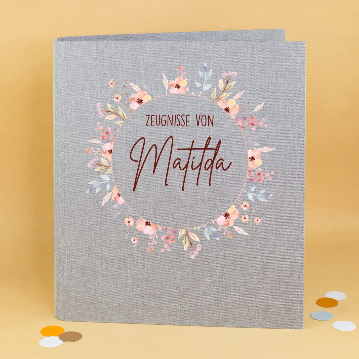 Hellgraue Zeugnismappe mit Blumenkranz und Name Matilda, personalisiert für Mädchen