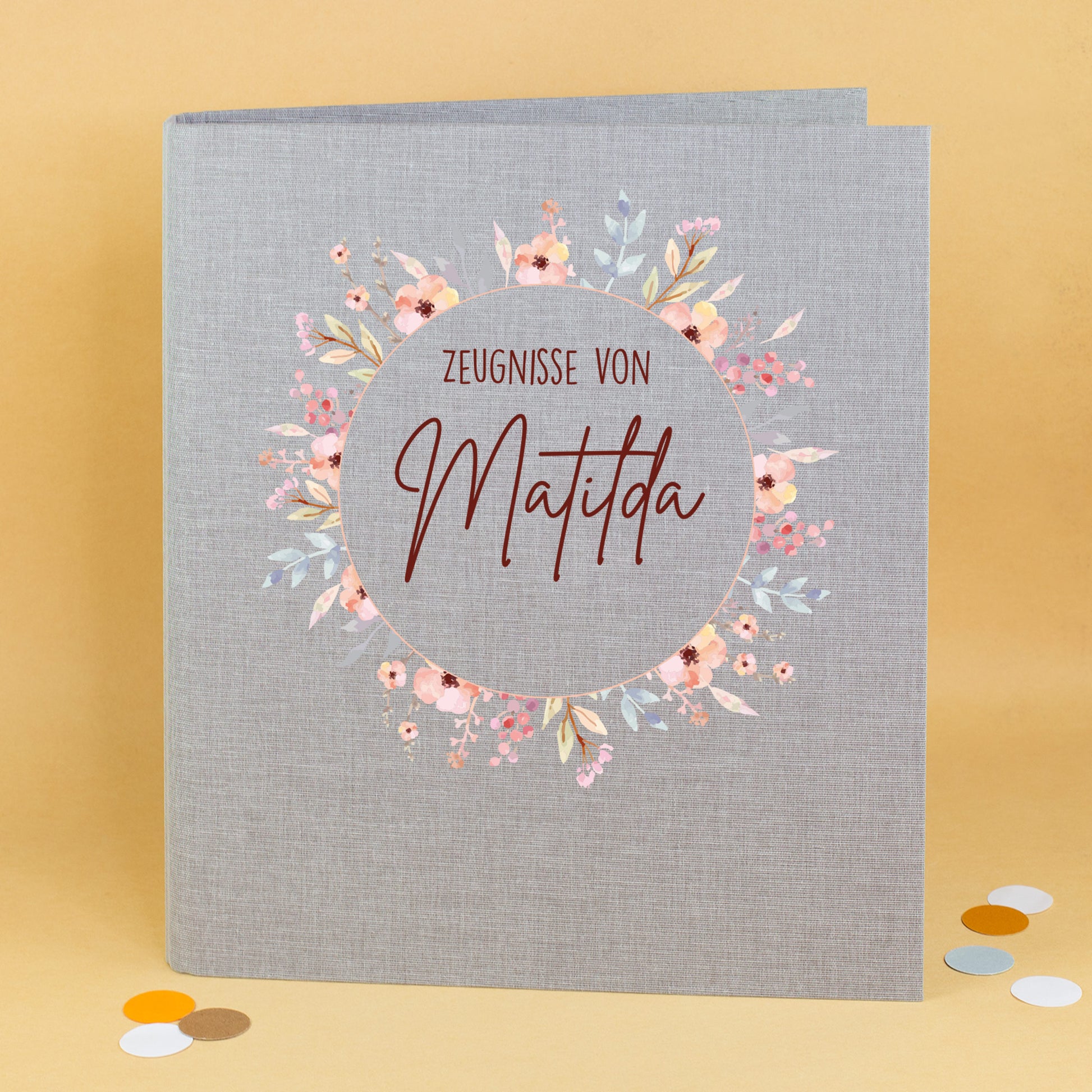 Hellgraue Zeugnismappe mit Blumenkranz und Name Matilda, personalisiert für Mädchen