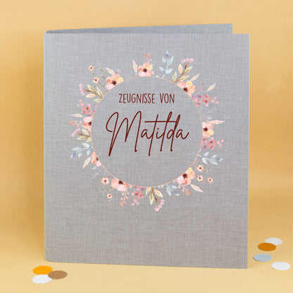 Hellgraue Zeugnismappe mit Blumenkranz und Name Matilda, personalisiert für Mädchen