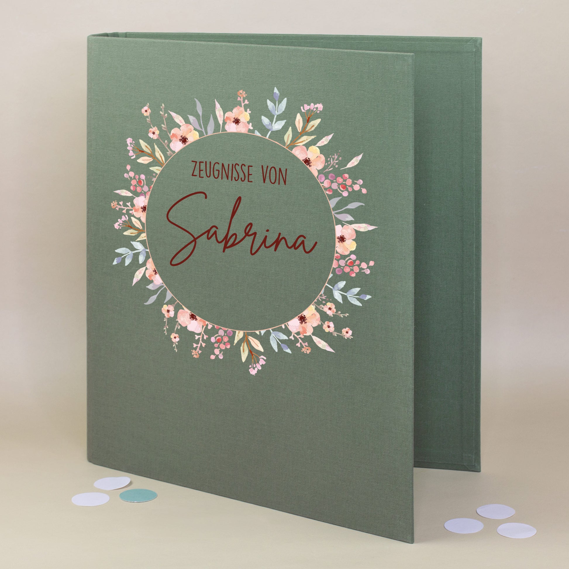 Grüne Zeugnismappe aus Leinen mit Blumenkranz und Name Sabrina, personalisierbar