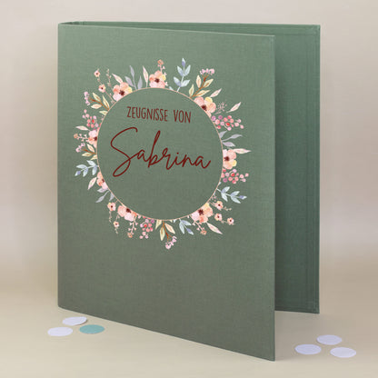 Grüne Zeugnismappe aus Leinen mit Blumenkranz und Name Sabrina, personalisierbar