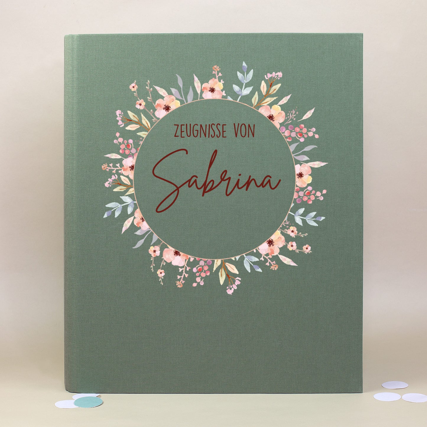 Zeugnismappe aus Leinen in Grün mit Blumenkranz und Name „Sabrina“ bedruckt