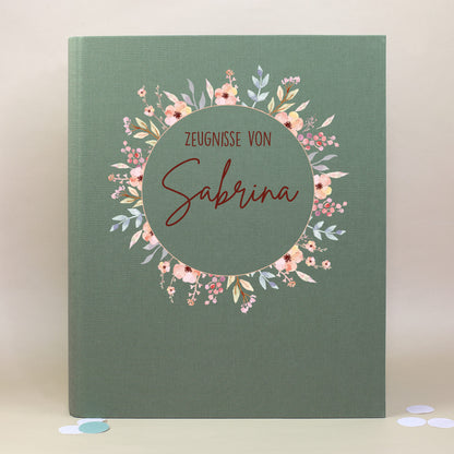 Zeugnismappe aus Leinen in Grün mit Blumenkranz und Name „Sabrina“ bedruckt