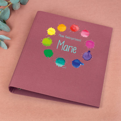 Zeugnismappe aus Leinen in Rosa mit buntem Farbkleckse-Motiv und Name Marie bedruckt