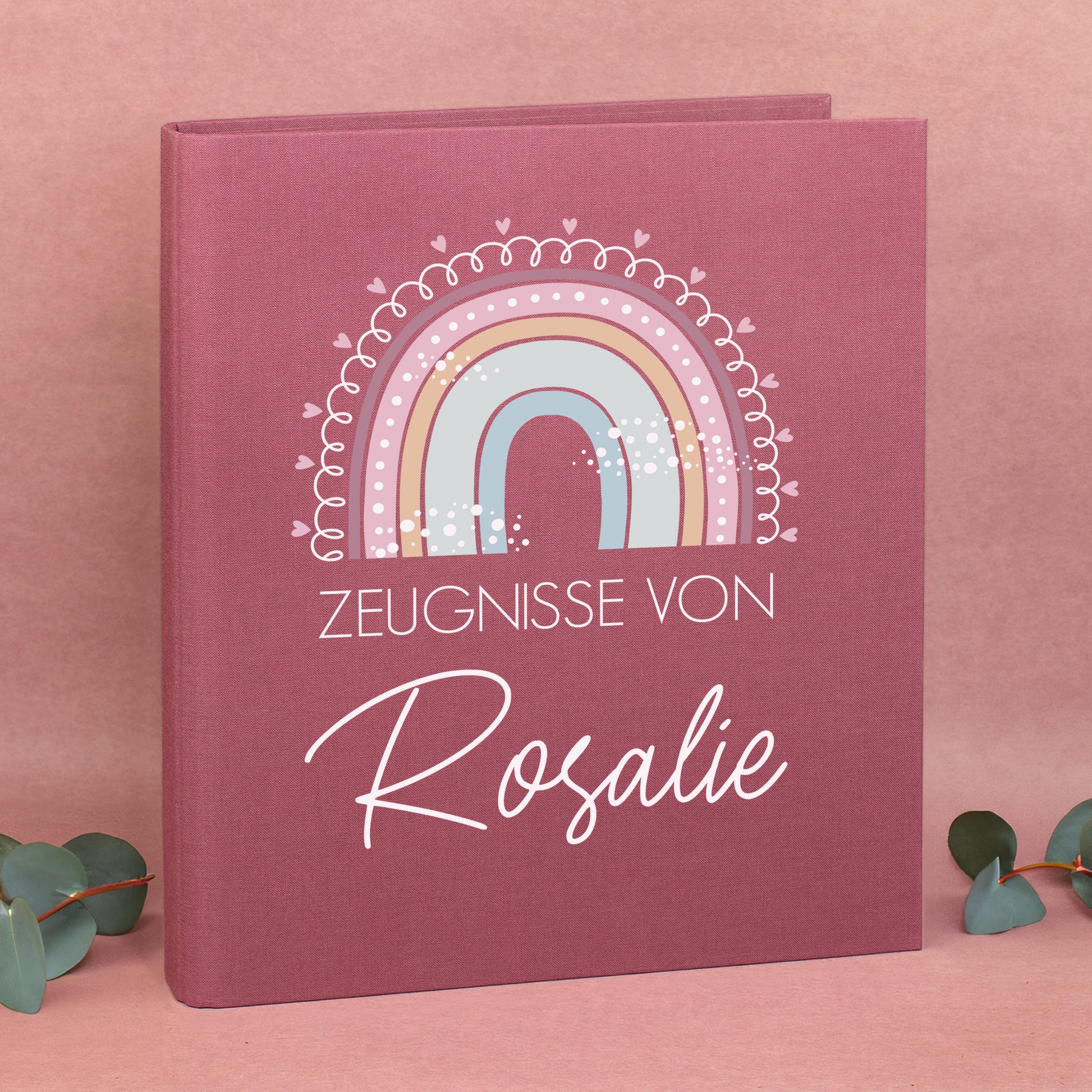 Zeugnismappe aus Leinen in Rosa mit Regenbogenmotiv und Name Rosalie bedruckt