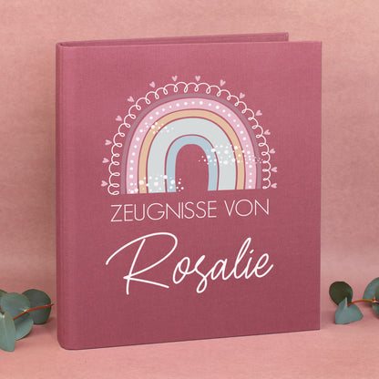 Zeugnismappe aus Leinen in Rosa mit Regenbogenmotiv und Name Rosalie bedruckt