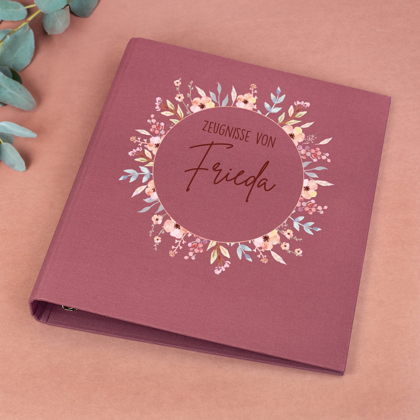Zeugnismappe aus Leinen in Rosa mit Blumenkranz und Name „Frieda“ bedruckt