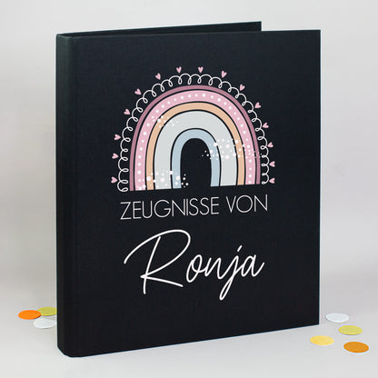 Zeugnismappe aus Leinen in Schwarz mit Regenbogenmotiv und Name Ronja bedruckt