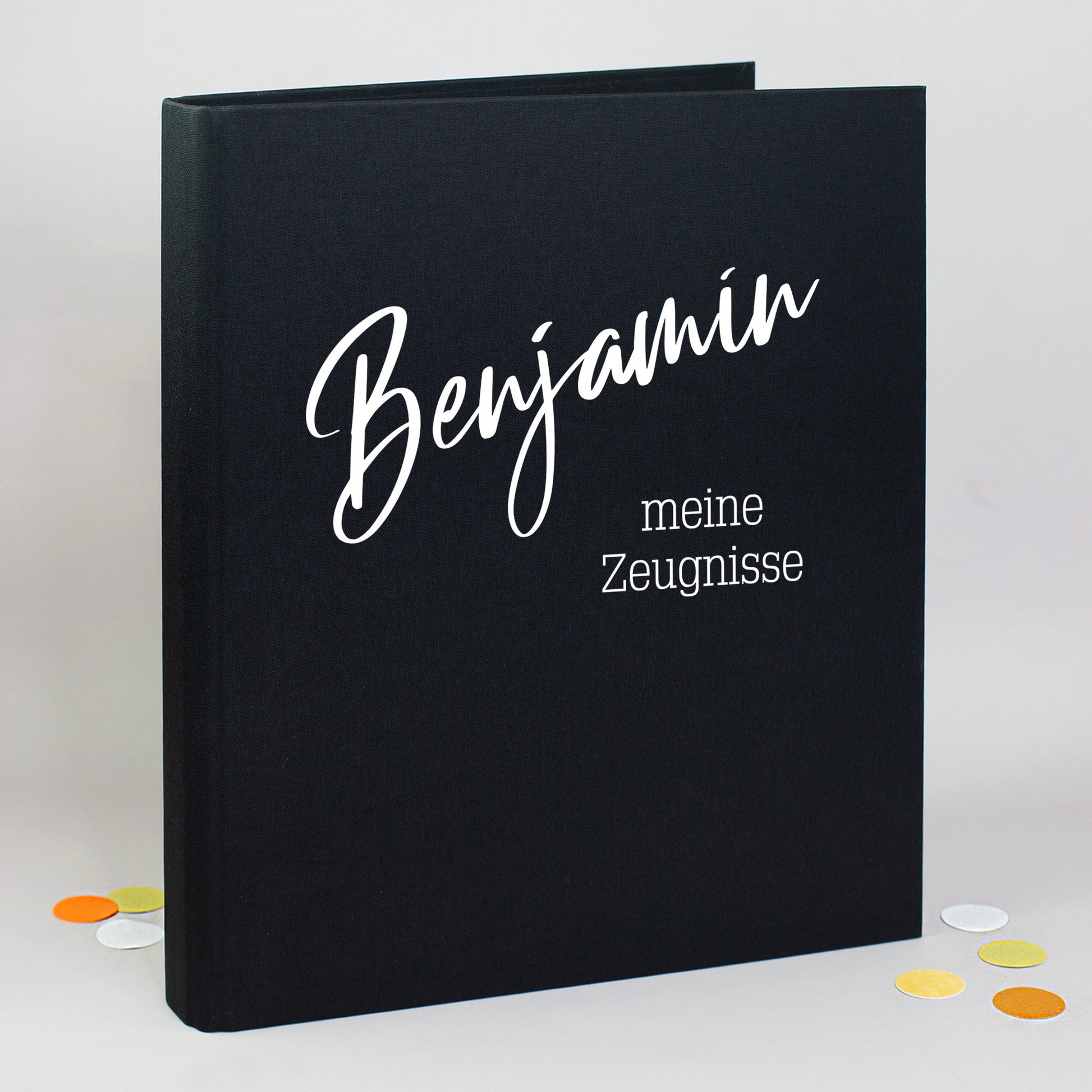 Schwarze Dokumentenmappe aus Leinen, personalisiert mit Name Benjamin und zwei Wunschtextzeilen