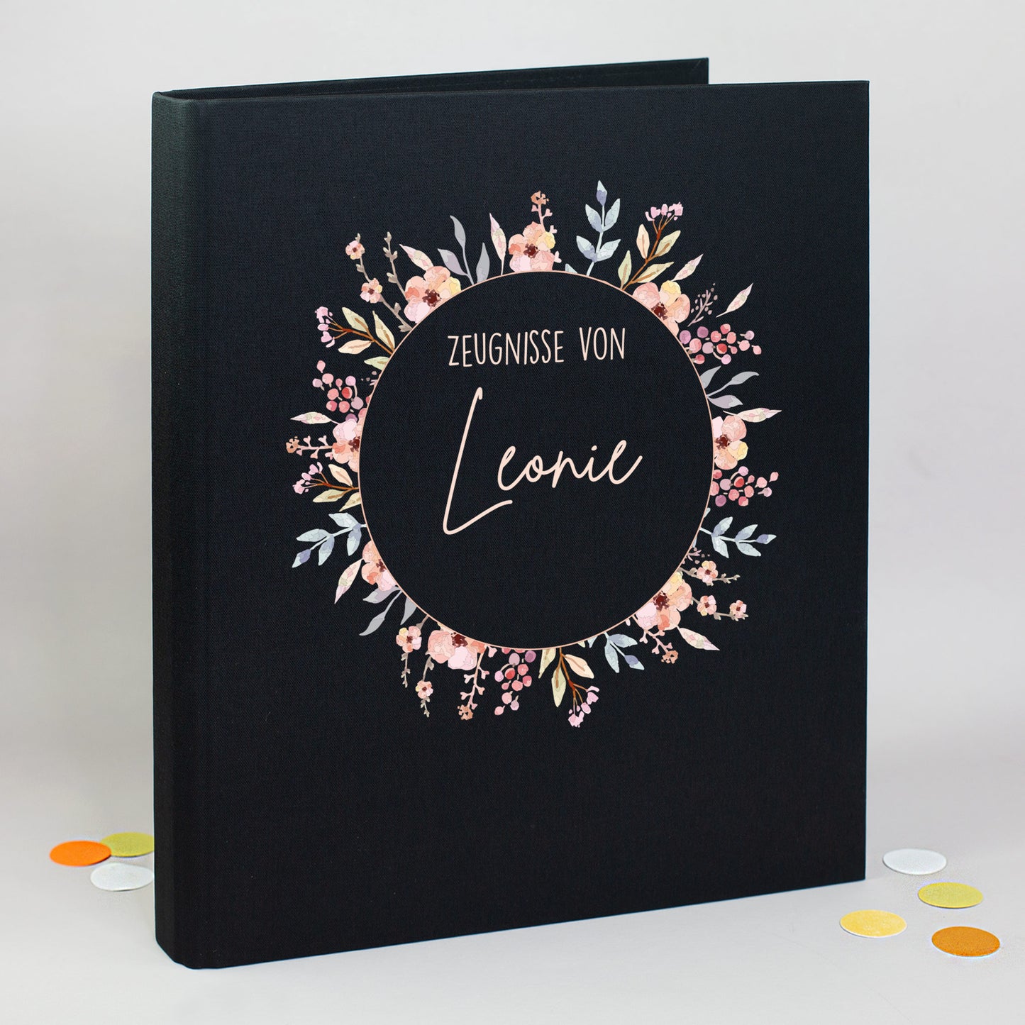 Schwarze Zeugnismappe mit Blumenkranz und Name Leonie, personalisiert