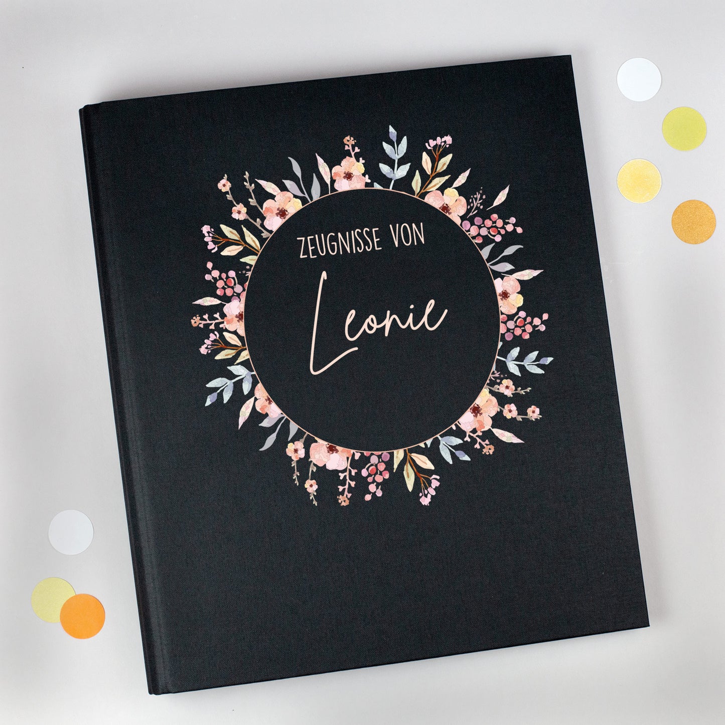 Zeugnismappe aus Leinen in Schwarz mit Blumenkranz und Name „Leonie“ bedruckt