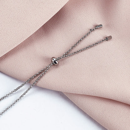 Nahaufnahme der Enden des gravierten Leonardo Armbandes mit Ihren Wunschtexten in Silber