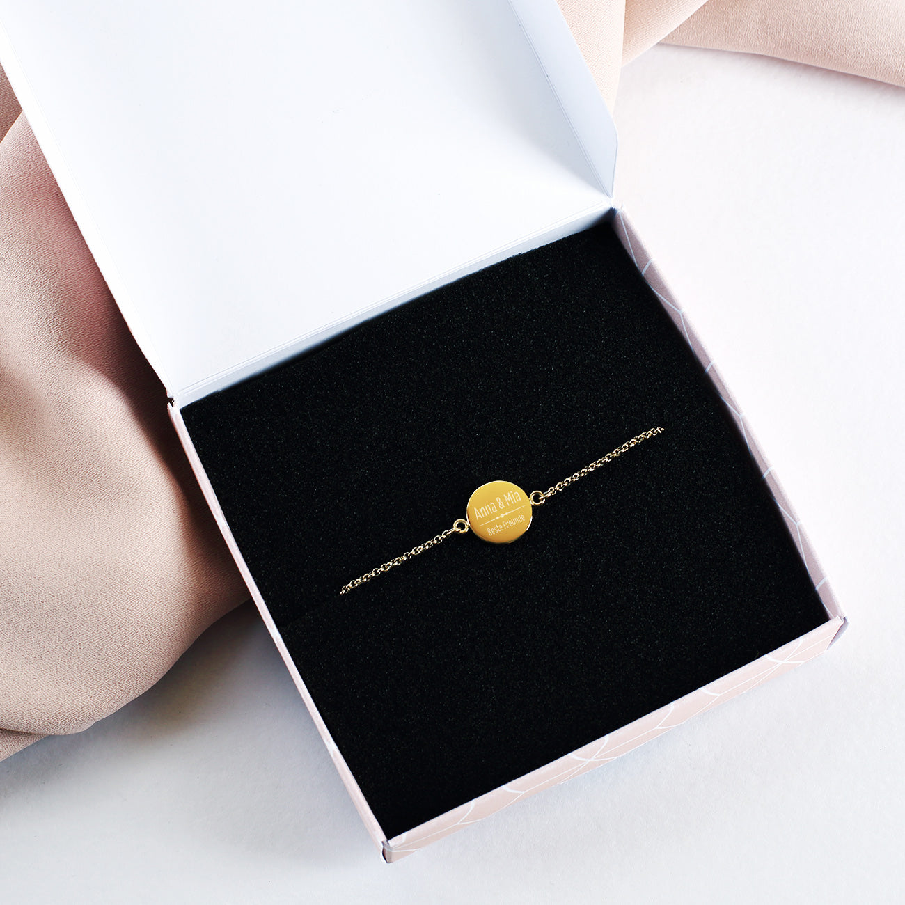 Graviertes Leonardo Armband mit Ihren Wunschtexten in Gold mit Schmuckverpackung