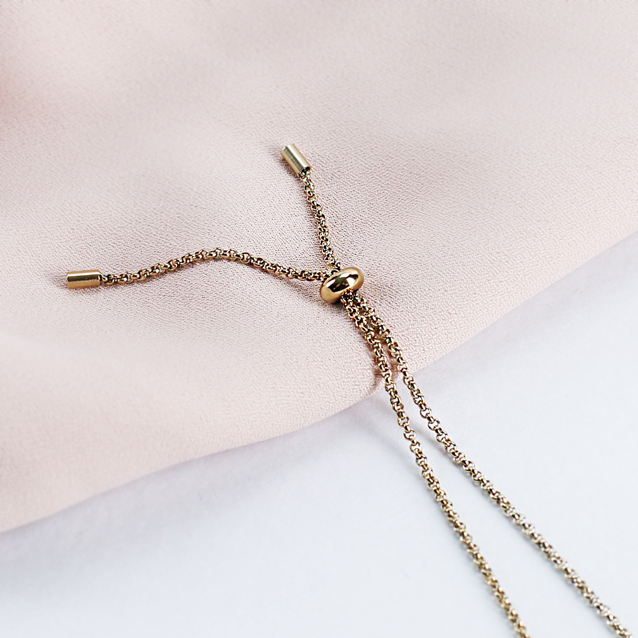 Nahaufnahme des Verschlusses des Leonardo Armbandes in Gold