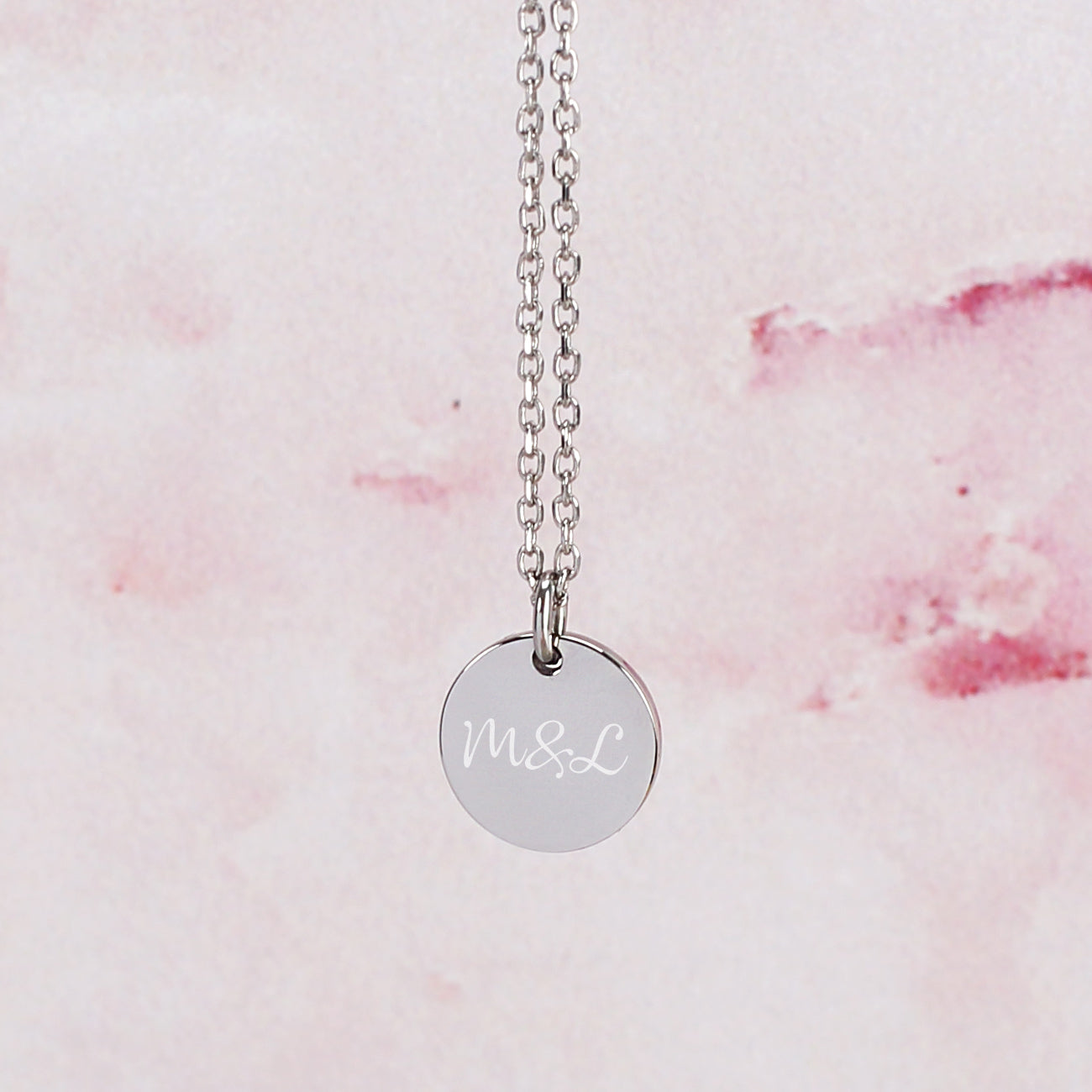 Nahaufnahme der Leonardo Halskette mit Ihrem Wunschtext in Silber