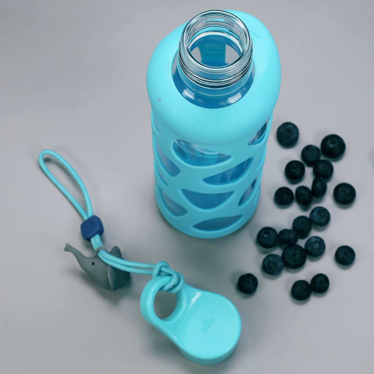 Blaue Trinkflasche mit Silikonhülle für Kinder