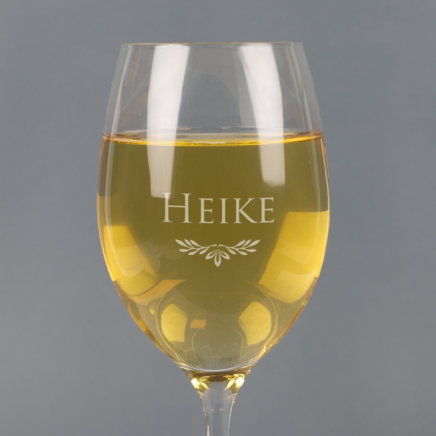 Detailaufnahme der Gravur Heike mit Ornamentmotiv auf Leonardo Weißweinglas