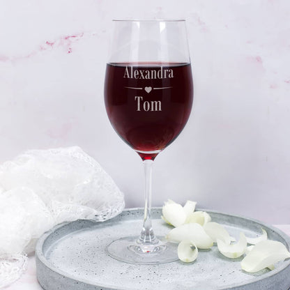 graviertes Leonardo Weinglas mit zwei Namen und Herz