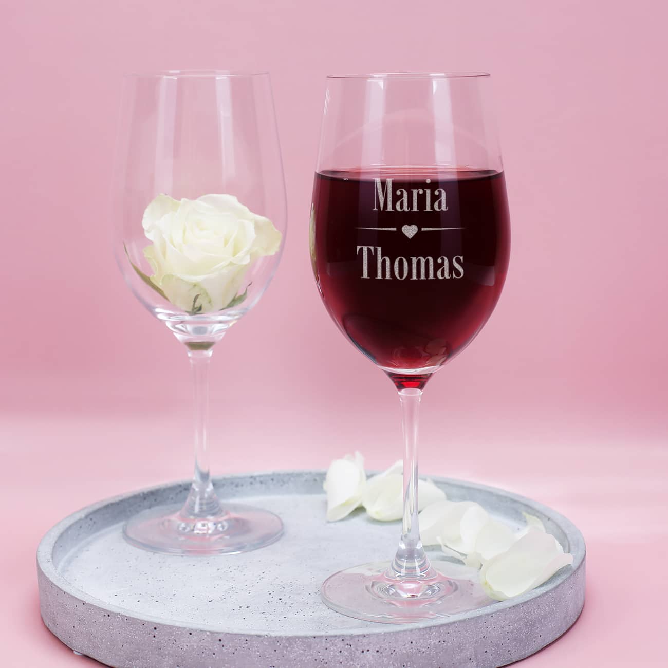 graviertes Leonardo Weinglas mit zwei Namen und Herz