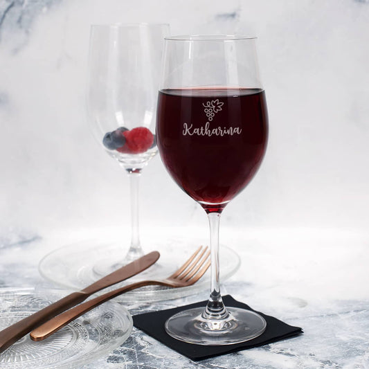 Graviertes Weinglas mit Weintraube und Name