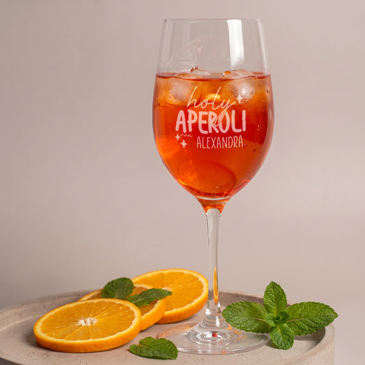Personalisiertes Holy Aperoli Glas mit Wunschname, gefüllt mit Aperitif und Eiswürfeln