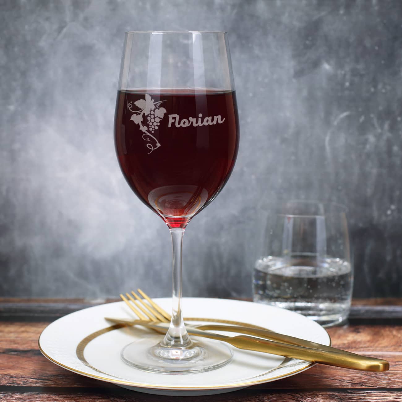 Modernes Weinglas mit Namensgravur und Weinrebe graviert