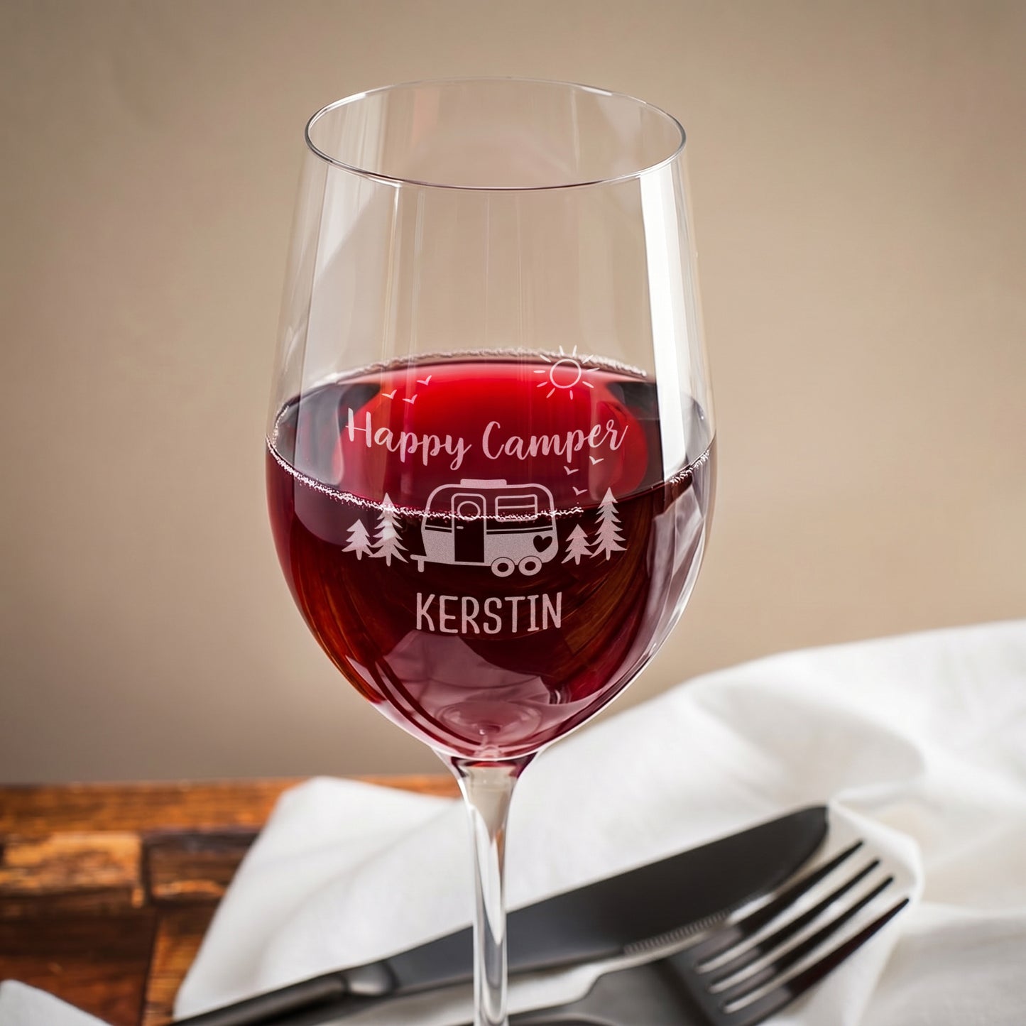 Graviertes Weinglas Happy Camper mit Wunschtext Kerstin und Rotwein als Geschenk für Camper