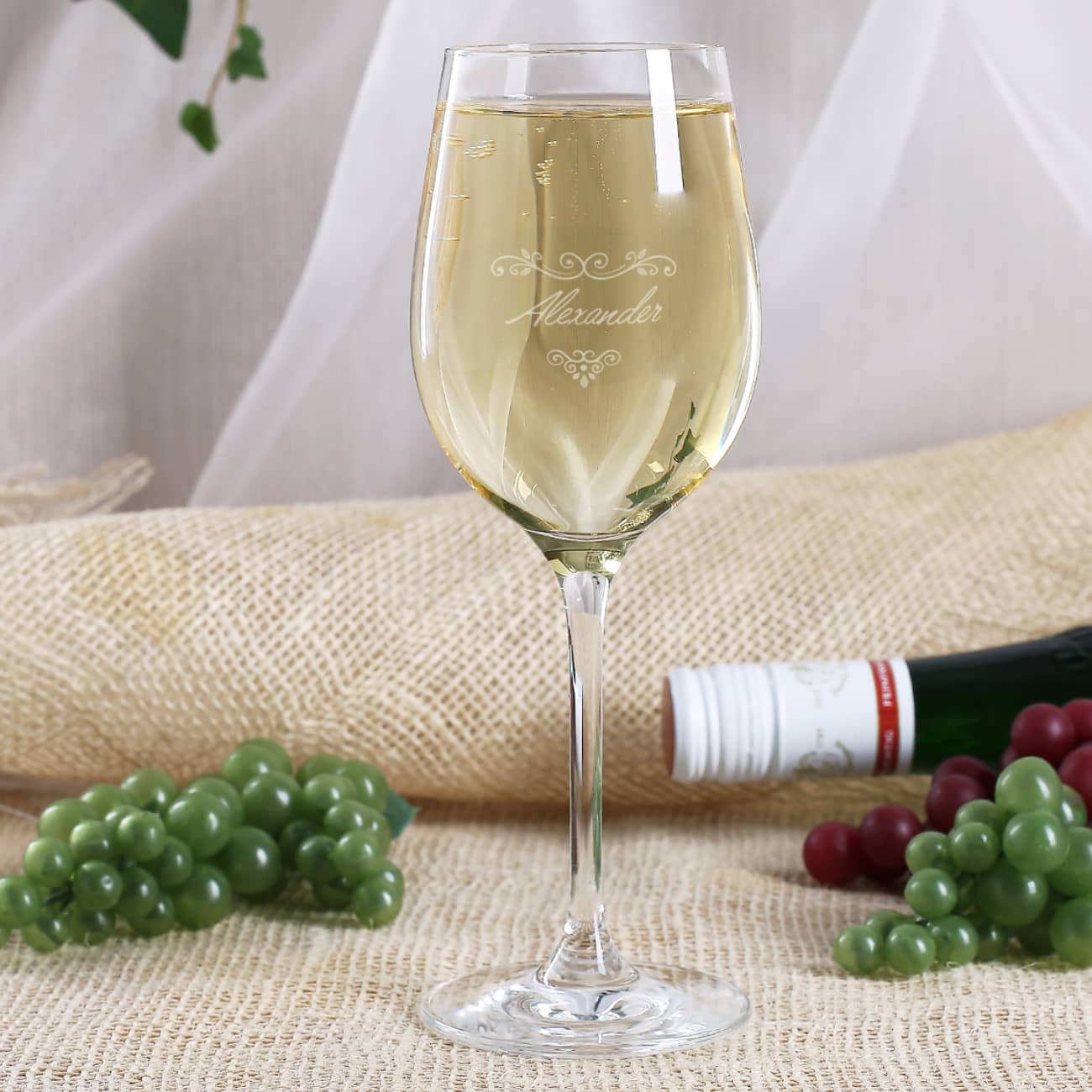 Weißweinglas graviert mit Name und Blätterranke