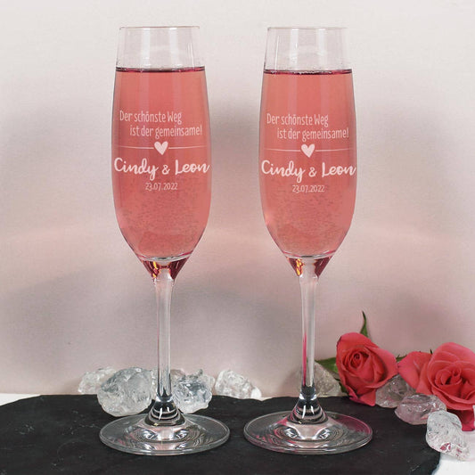 Zwei gravierte Sektgläser zur Hochzeit
