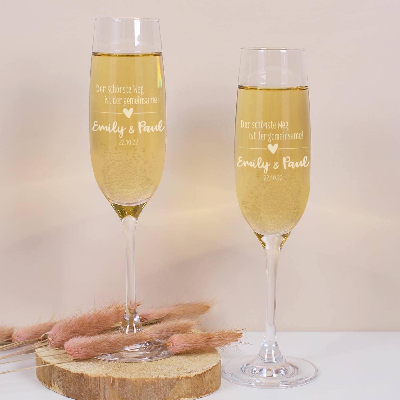 Zwei gravierte Sektgläser zur Hochzeit