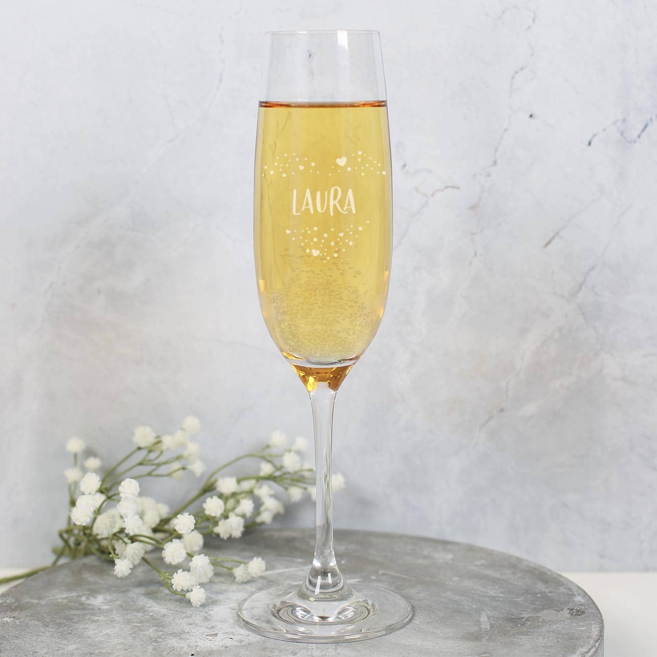 Sektglas mit Name und Herz aus Punkten