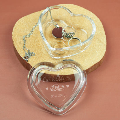 Geöffnete Glasdose von Leonardo in Herzform mit Schmuck und graviertem Deckel