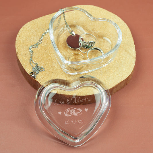 Geöffnete Glasdose von Leonardo in Herzform mit Schmuck und graviertem Deckel