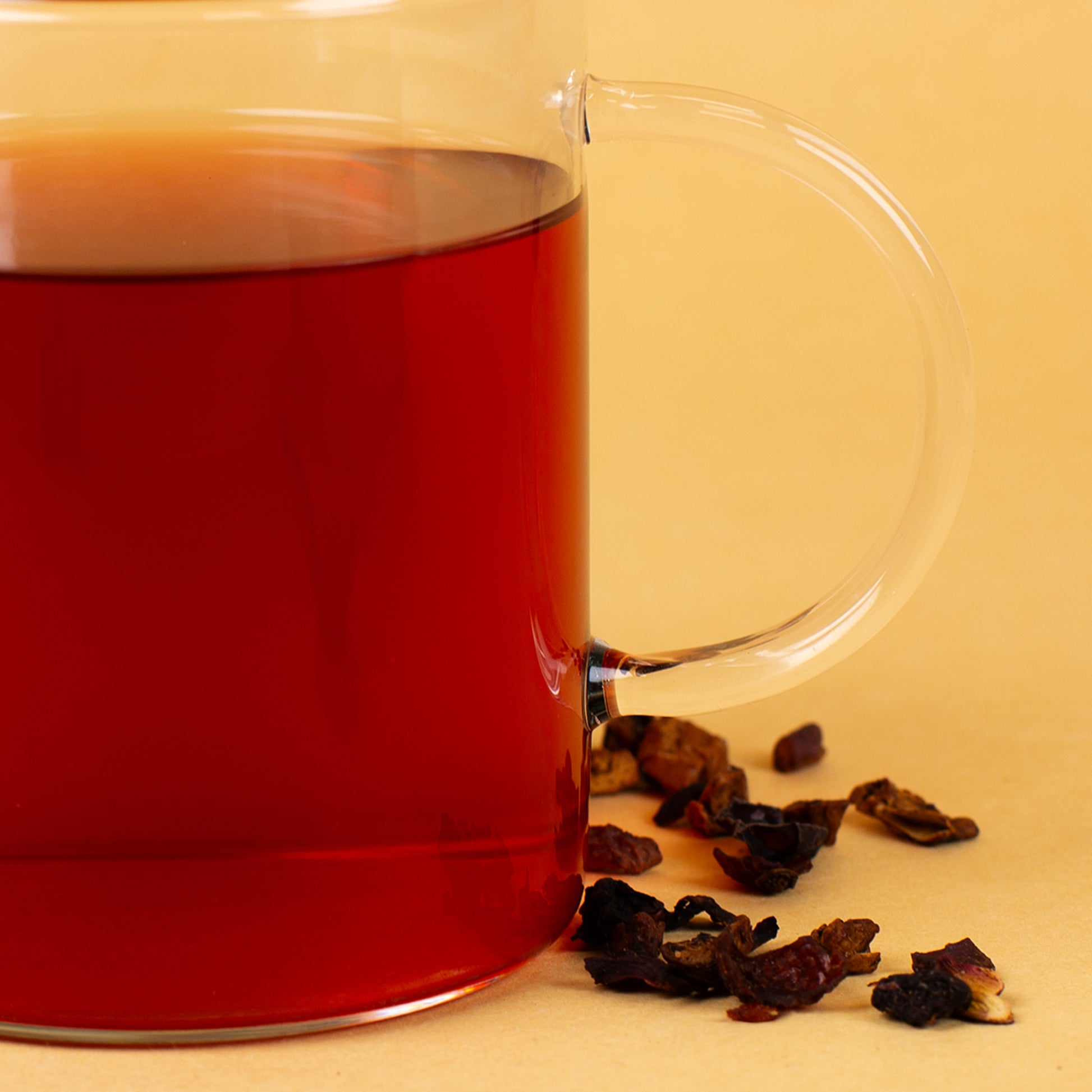 Nahaufnahme des klaren Henkel-Teeglases mit rotem Tee